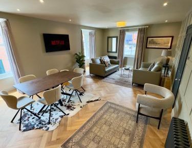 Three-Bedroom Deluxe Apartment