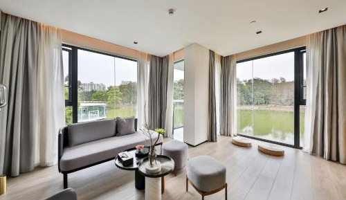 Suite with Lake View