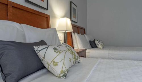 Standard Queen Room with Two Queen Beds and Balcony - Non-Smoking