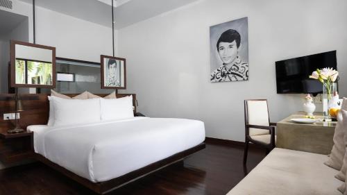 Deluxe King Room - Free Airport Pick Up + Laundry + Mini-Bar