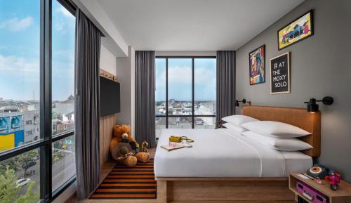 Corner Queen Room with City View