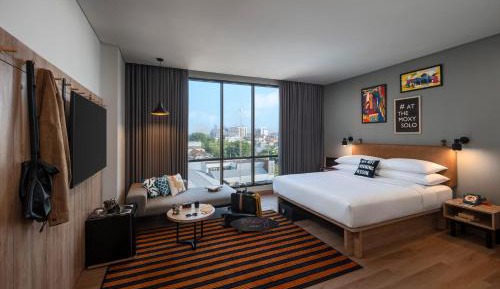 Deluxe Queen Room with City View