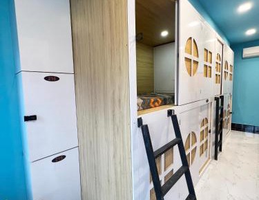 Single Bed in Male Dormitory Room with Shared Bathroom
