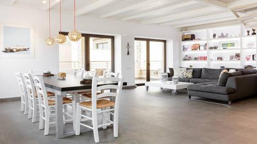 Deluxe Two-Bedroom Apartment - Split Level