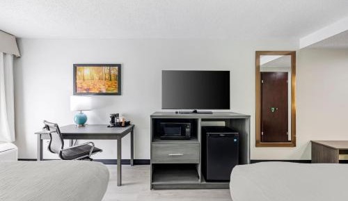 Queen Room with Two Queen Beds - Accessible/Non-Smoking 