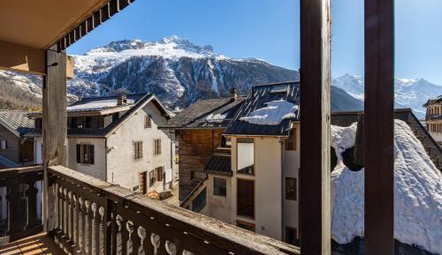 Apartment with Mountain View