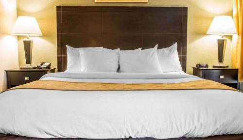 Deluxe King Suite with Two Queen Beds- Non-Smoking