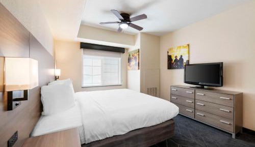 Family Room with One King Bed and Two Single Beds - Non-Smoking