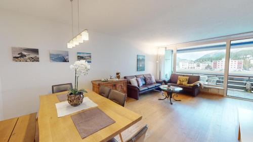 Apartment with Mountain View