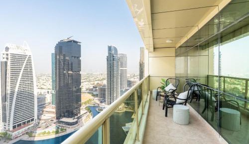 One-Bedroom Apartment with Lake View