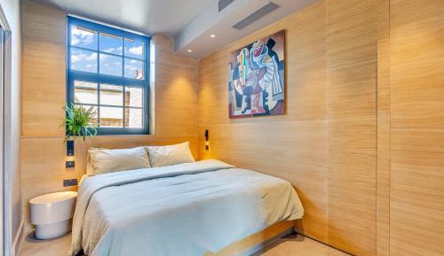 Deluxe One-Bedroom Apartment