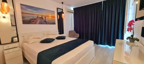 Queen Room with Garden View