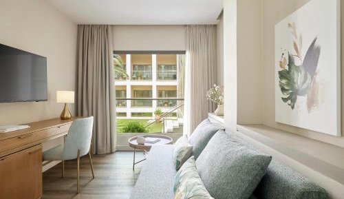 Family Room with Garden View