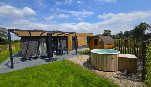Two-Bedroom House with Sauna and Hottub