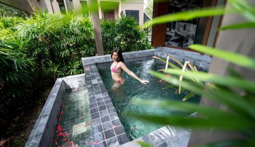 Suite Pool Stone