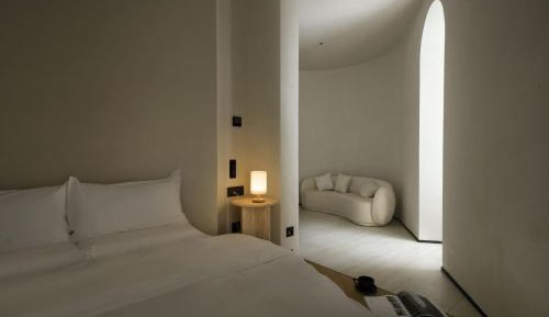 Round Bed River View Room