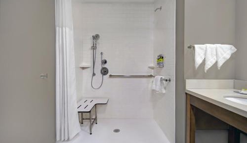 One-Bedroom King Room with Roll-in Shower - Hearing Accessible - Non-Smoking