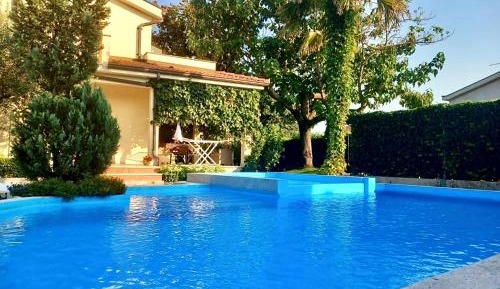 Villa with Swimming Pool