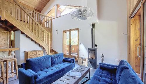 Four-Bedroom Apartment with Balcony 
