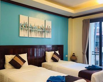 Superior Twin Room - Street Side Building