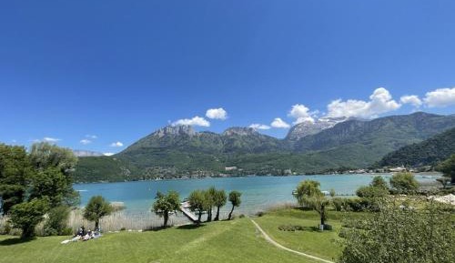 Apartment with Lake View