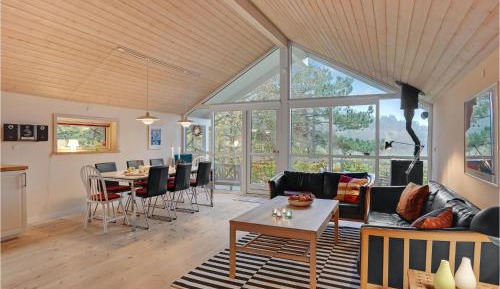 Three-Bedroom Holiday Home 