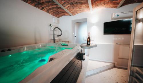 Deluxe Suite with Spa Bath