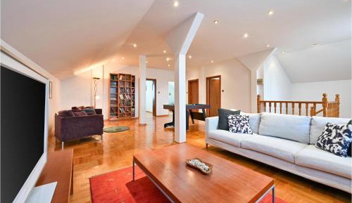 Three-Bedroom Holiday Home 