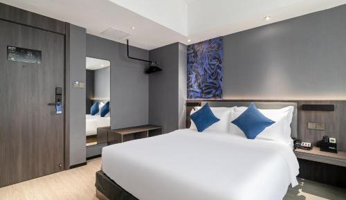 Standard Queen Bed Room