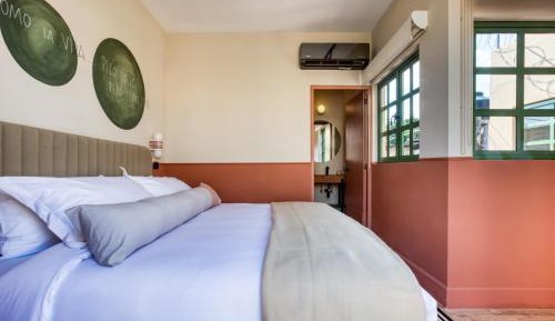 Deluxe One-Bedroom Apartment