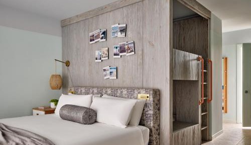 Deluxe Family Room