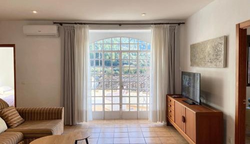 One-Bedroom Apartment with View