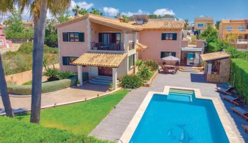 Villa with Garden View