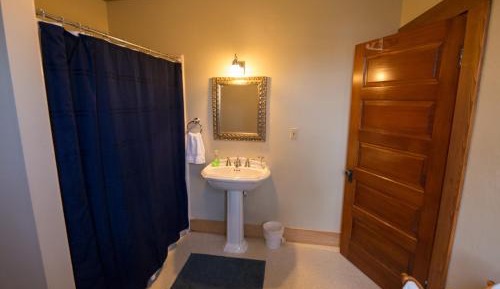 Queen Room with Private Bathroom