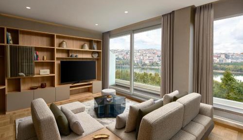 Golden Horn Panoramic Suite with Spa Bath 