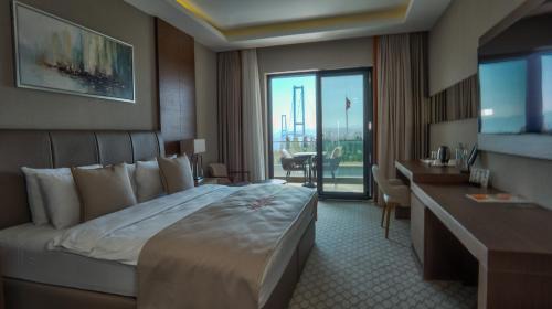 Deluxe Double Room (2 Adults + 1 Child)