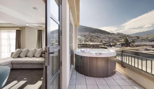 Opera King Suite with Patio and Outdoor Jacuzzi - Lake View.