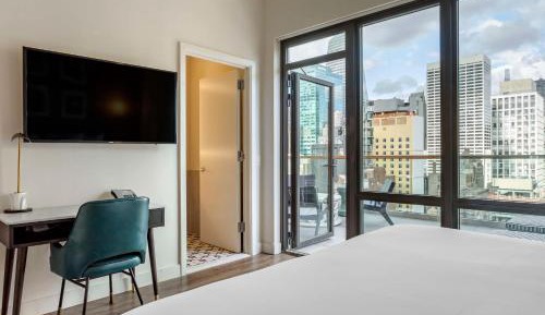 King Room with Balcony and City View 