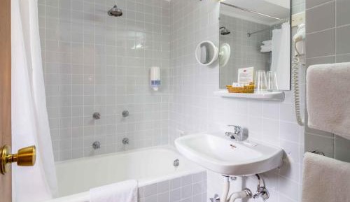 Quadruple Room (2 Adults + 2 Children)