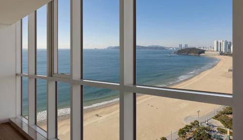 Deluxe Suite - Partial Sea View