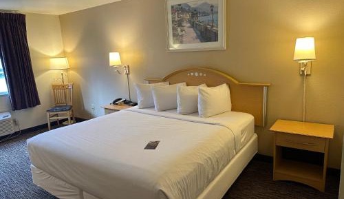 King Room with Bath Tub - Mobility Accessible/Non-Smoking