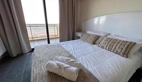 Deluxe One-Bedroom Apartment with Ocean View