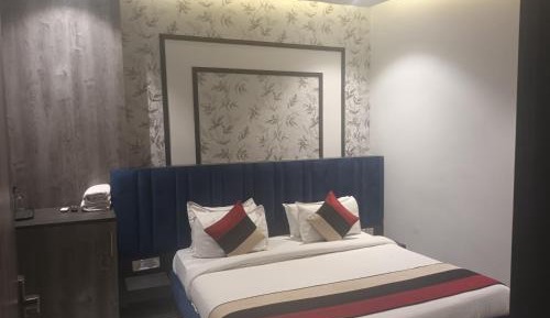 Deluxe Double Room (2 Adults + 1 Child)