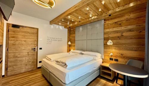 Deluxe Double or Twin Room with Mountain View