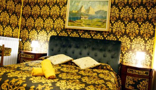 Standard Double Room with Shared Bathroom