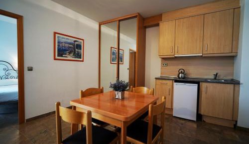 Two-Bedroom Apartment with Marina Views (4 Adults)