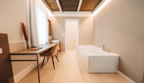 Queen Suite with Spa Bath