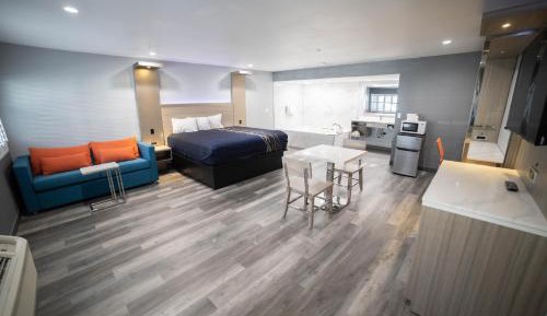 Deluxe King Suite