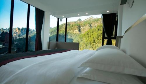 Queen Suite with Pool View