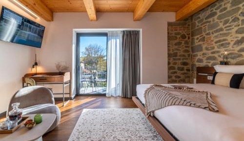 Deluxe King Room with Balcony